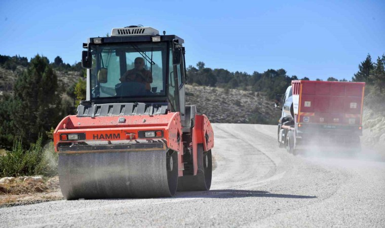 Silifkede çiftçilerin kullandığı yollar yenileniyor