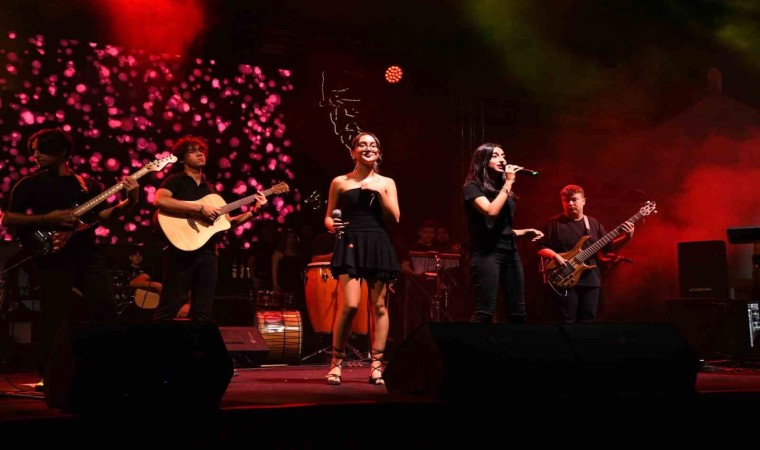 Sındırgıda MOD10 Gençlik Konserine yoğun ilgi