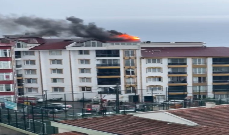 Sinopta bir apartmanın çatı katına yıldırım düştü