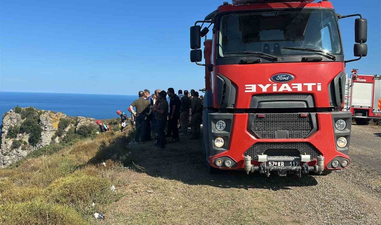 Sinopta yangına müdahale eden itfaiye personeli uçurumdan düştü