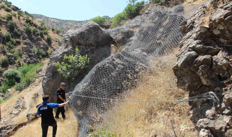 Şırnakta dev kayalar halatla bağlandı