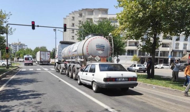 Siverekte ışıklarda bekleyen tıra, otomobil çarptı: 2 yaralı