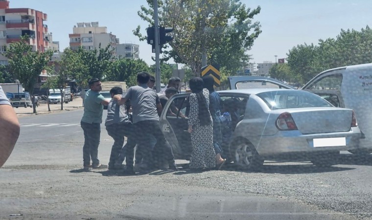 Siverekte yol verme kavgasında 2 grup birbirine girdi