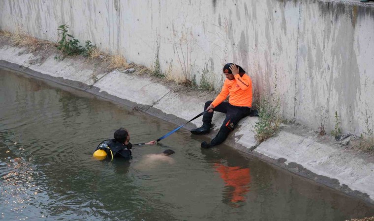 Sulama kanalına düşen çocuğu kurtardı, kendi kurtulamadı... Ölmeden önceki son anları kamerada