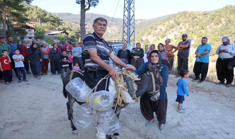 Susuz kalan köylü eşek ve katır ile su taşıyor