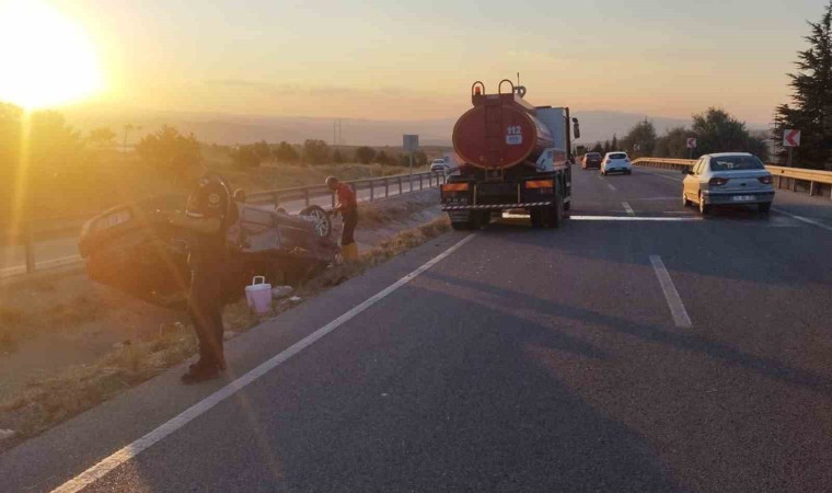 Takla atan otomobildeki 4 kişi yaralandı