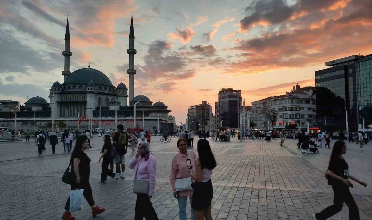 Taksimde kartpostallık gün batımı manzarası