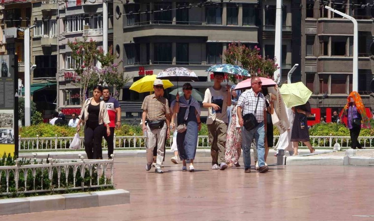 Taksimde yerli ve yabancı turistlerin sıcak ile imtihanı