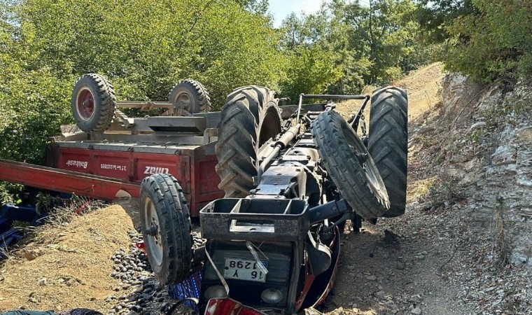 Tarla dönüşü traktör devrildi: 1i ağır 6 yaralı