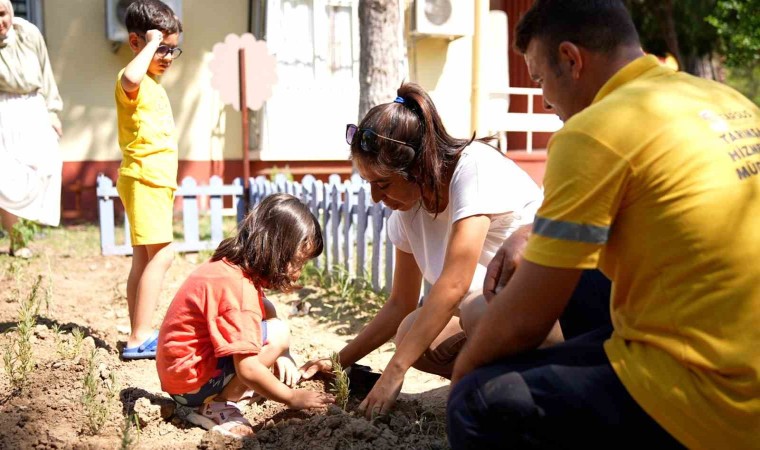 Tarsusta çocuklar fidan dikti