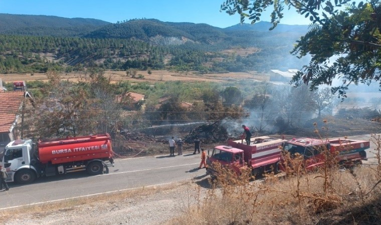 Tavşanlıda kullanılmayan 2 ev küle döndü