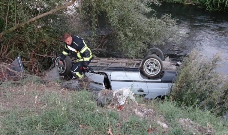 Tavşanlıda otomobil çaya uçtu: 2 yaralı