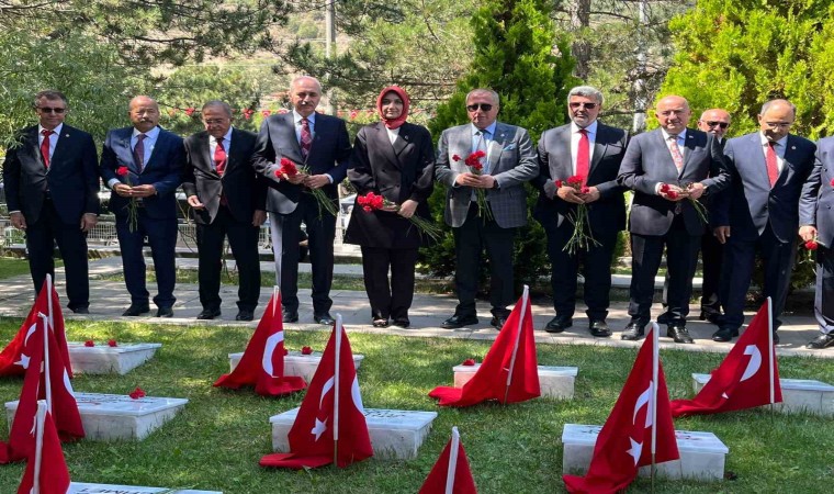 TBMM Başkanı Kurtulmuş, Yüzbaşı Agah Efendiyi kabri başında andı