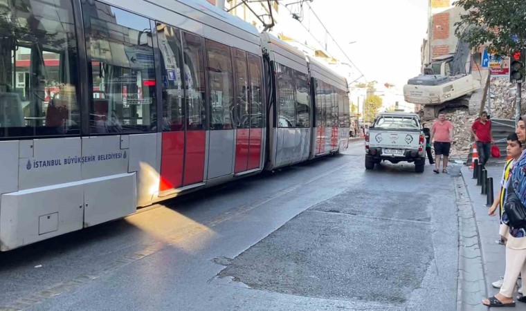 Tehlikeli bina yıkımına rağmen İBBnin tramvay seferleri devam etti