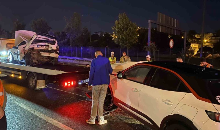 TEM Otoyolunda iki araç çarpıştı: 1 ölü