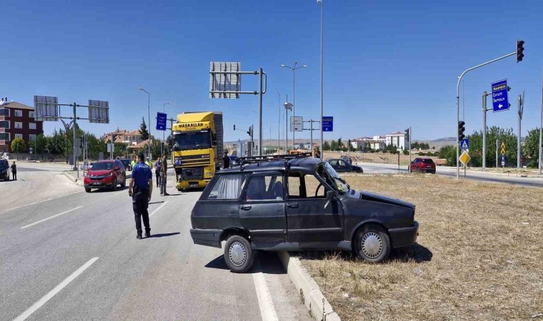 TIRla çarpışan otomobil yaklaşık 50 metre sürüklendi