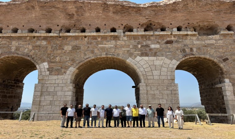 Tralleste 44 derece sıcakta tarihi kazı yapan ekibe teşekkür yemeği