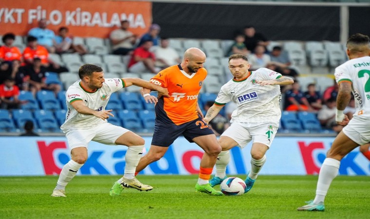 Trendyol Süper Lig: RAMS Başakşehir: 1 - Corendon Alanyaspor: 2 (İlk yarı)