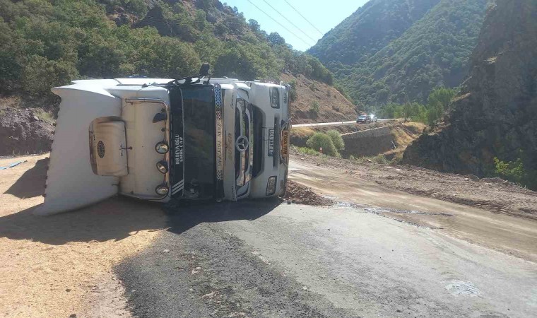 Tuncelide, buğday yüklü tır devrildi