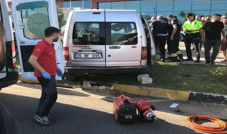 Turgutluda tırın çarptığı araçta bulunan baba kız yaralandı