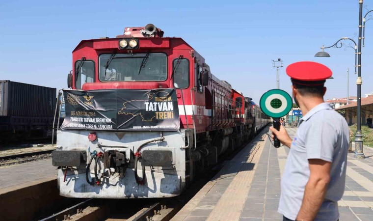 Turistik Tatvan treni Elazığda