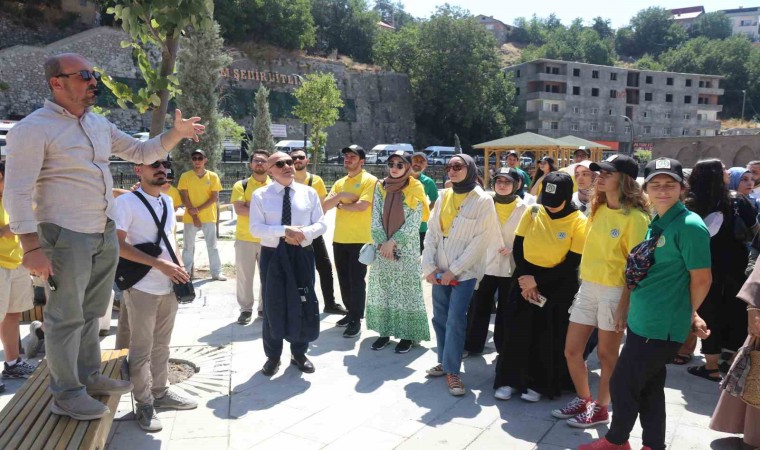 Turistik trenle Bitlise gelen öğrenciler tarihi mekanları gezdi