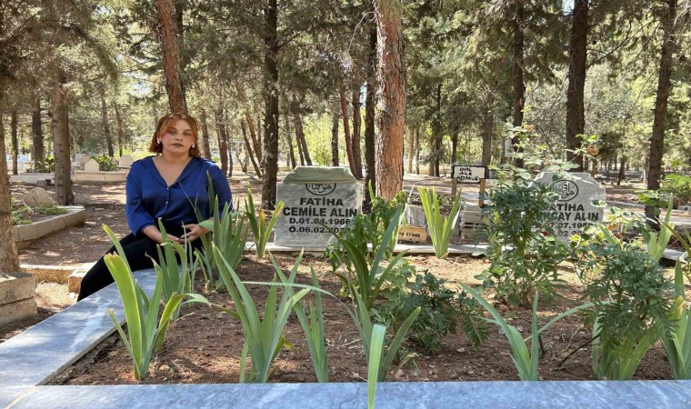 Türkiyeyi duygulandıran yüzüğü bulamayan depremzede Zehra öğretmen, annesinin mezarı başında özür diledi