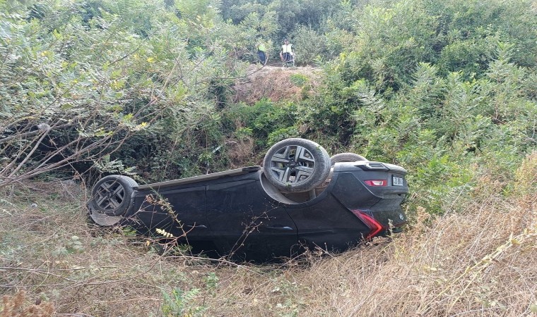 Uçurumdan uçan otomobildeki 2si çocuk 3 kişi yaralandı