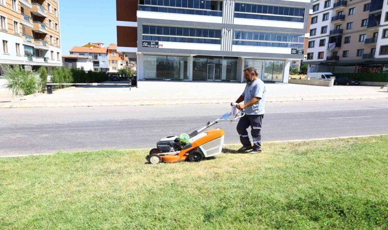 Uşak Belediyesinin bakım ve temizlik çalışmaları sürüyor