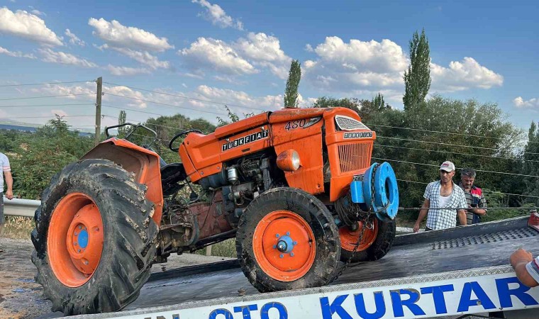 Uşakta kamyonet ile çarpışan traktör devrildi: 1 ölü