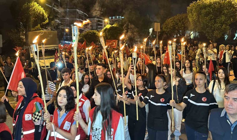 Uşakta Zafer Bayramı coşkusu fener alayı ile sürdü