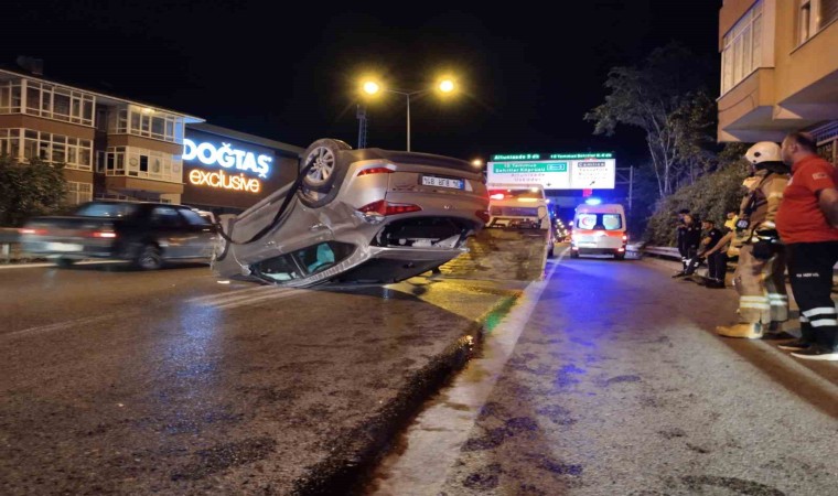 Üsküdarda kontrolden çıkan otomobilin çarptığı araç takla attı