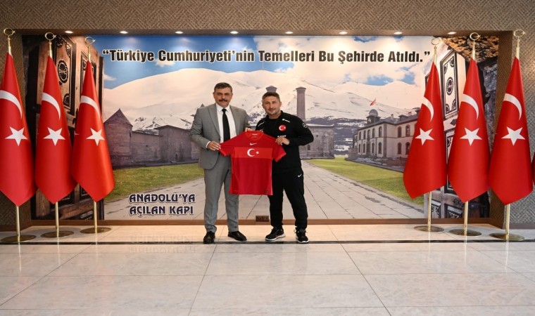 Vali Çiftçiye milli takım forması hediye etti