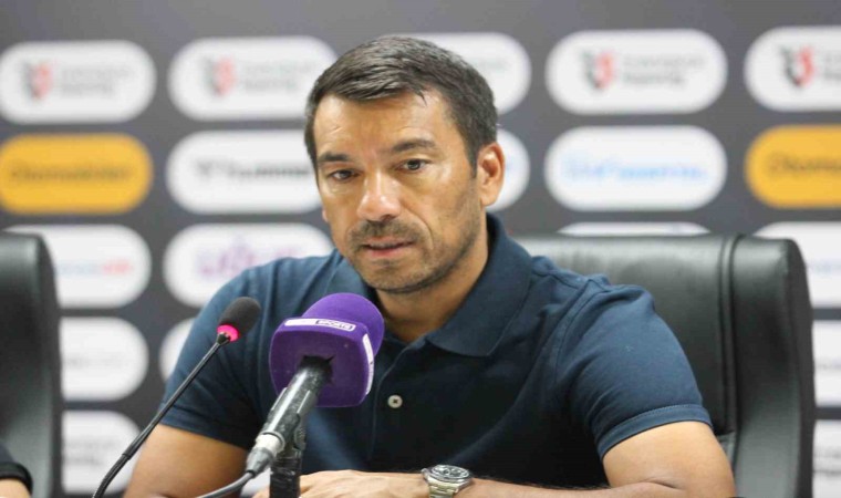 Van Bronckhorst: “İstanbula galibiyetle döndüğümüz için mutluyuz