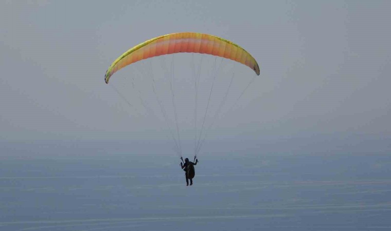 Van Gölü sahilinde yamaç paraşütü yarışması nefes kesti