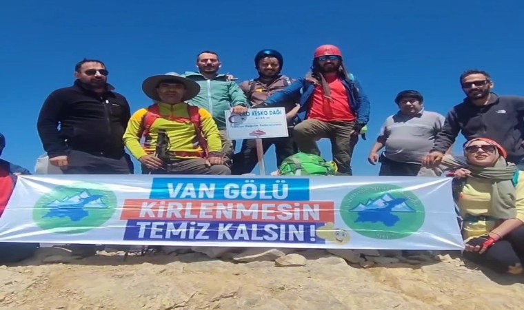 Vanlı 12 doğasever Reşko Zirvesine tırmandı: “Van Gölü temiz kalsın kirlenmesin” pankartı açtılar