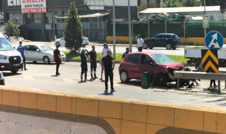 Yalovada otomobil yol ayrımında bariyere çarptı: 1 yaralı