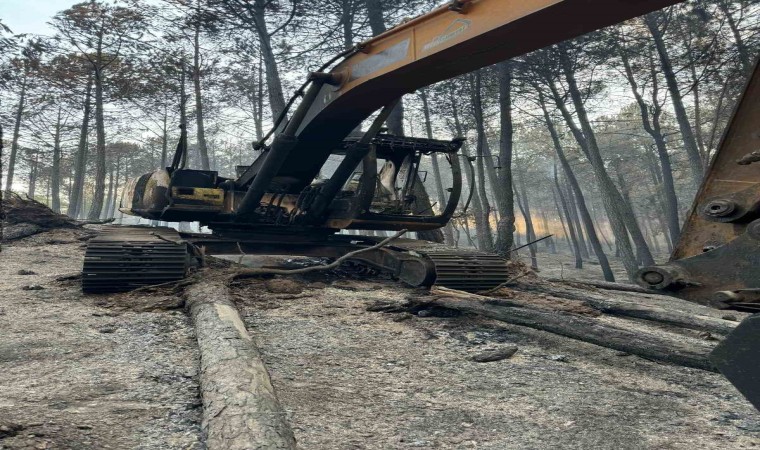 Yangının ortasında kalan ekskavatör küle döndü, operatör son anda kurtarıldı