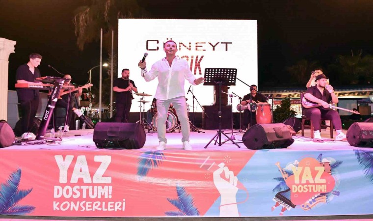 Yaz Dostum konserleri sürüyor