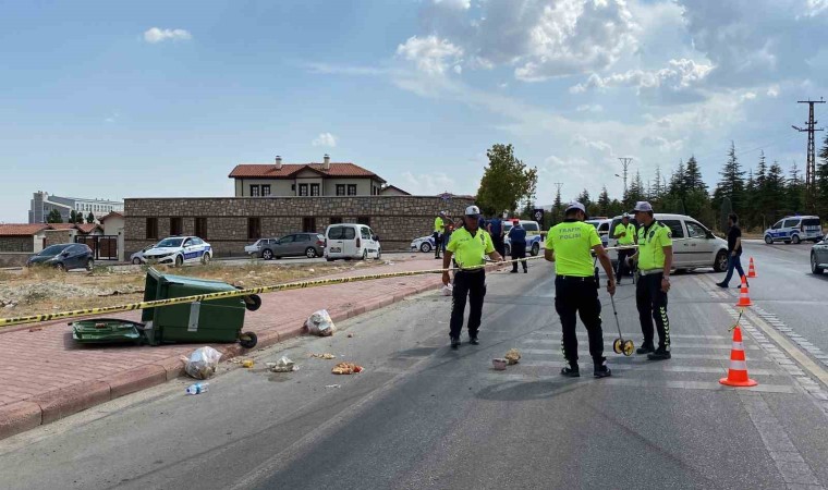 Yol kenarında dilencilik yaptığı iddia edilen kadına hafif ticari araç çarptı