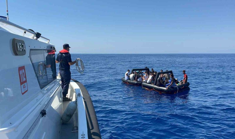 Yunanistanın geri ittiği 18 düzensiz göçmen kurtarıldı