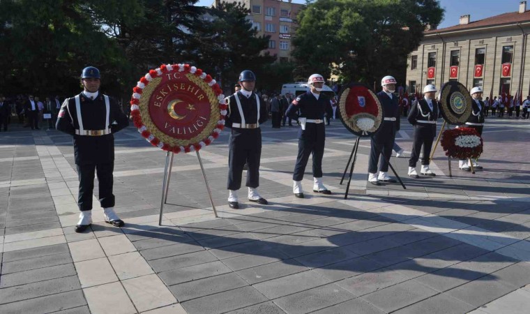 Zafer Bayramı kutlamaları çelenk sunumu ile başladı