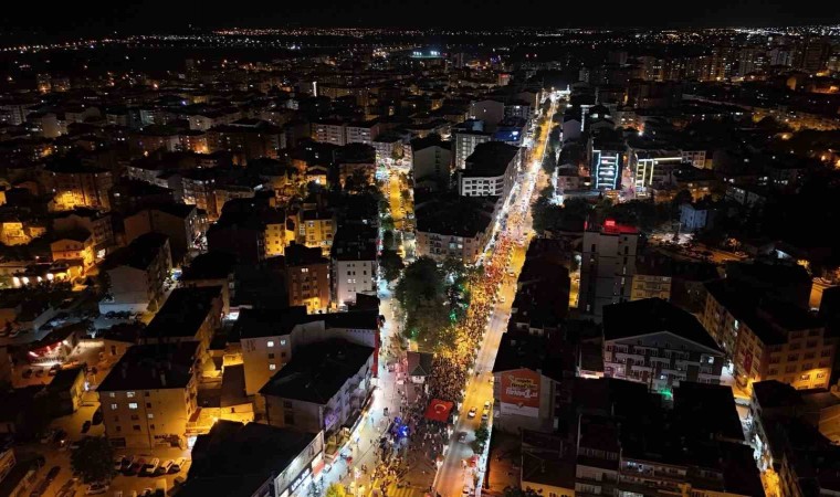 Zaferin 102. yılında Niğdede fener alayı düzenlendi