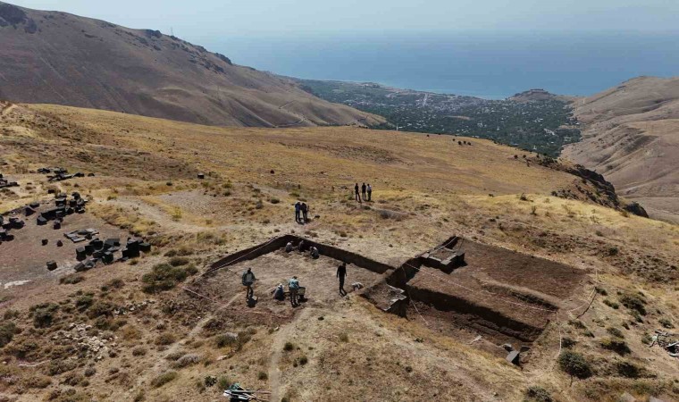 2 bin 300 rakımdaki Kef Kalesi kazısında Urartunun izleri araştırılıyor