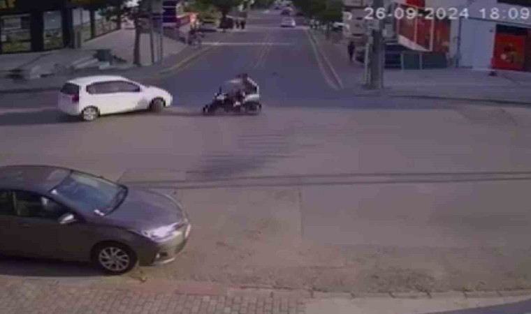 2 kişinin yaralandığı otomobil ile motosiklet kazası kameraya yansıdı