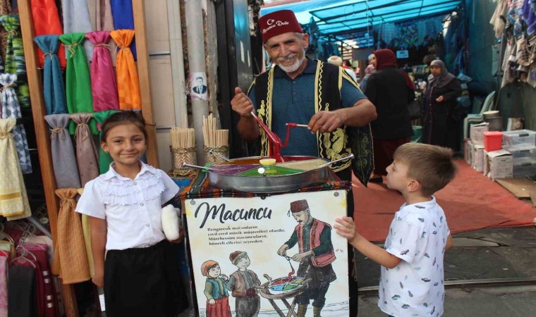 35 yıldır macun satarak geçimini sağlıyor