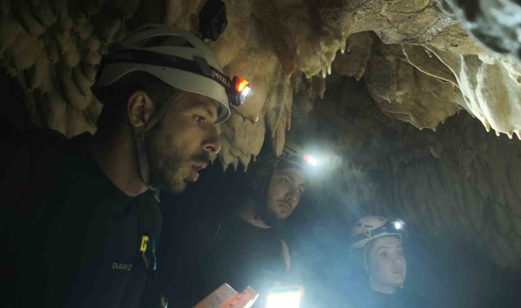 5 kilometrelik yatay mağarayı keşfederek belgeselini çektiler