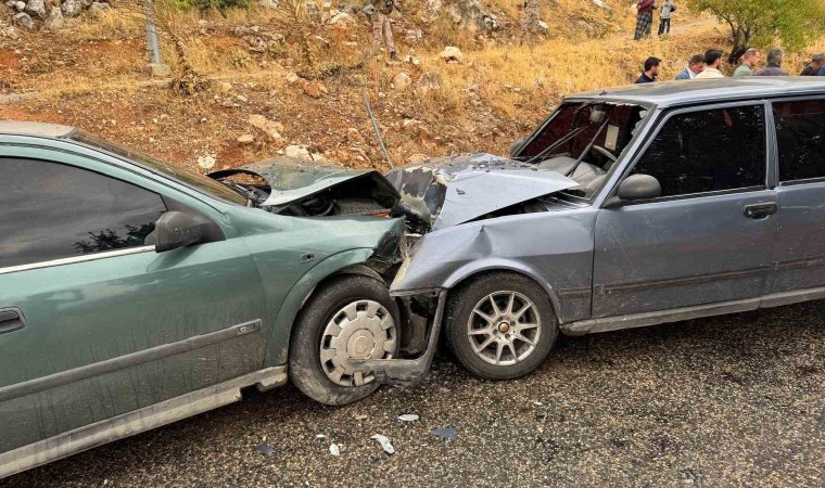 Adıyamanda iki otomobil kafa kafaya çarpıştı: 4 yaralı