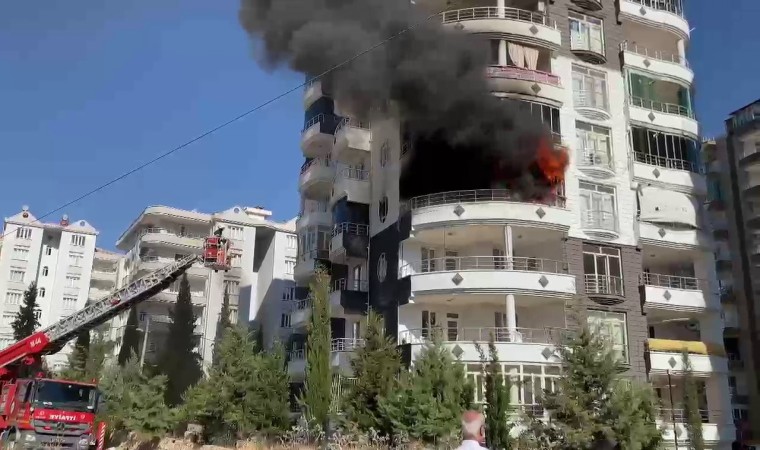 Adıyamanda korkutan yangın: 4 kişi dumandan zehirlendi