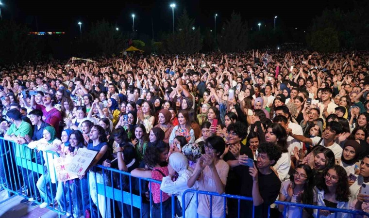 Adıyamanda Pinhani konseri büyük ilgi gördü